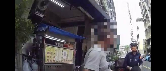 林男酒驾买麵，好料都还没到手，就被带回派出所。（翻摄照片／高雄洪靖宜传真）
