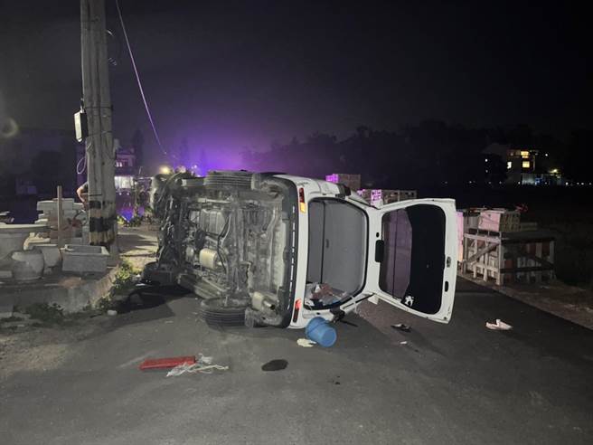 金门琼林路段昨晚发生酒驾自撞侧翻的交通事故。（警方提供）