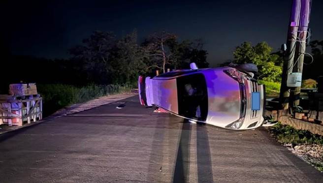 金门琼林路段昨晚发生酒驾自撞侧翻的交通事故。（警方提供）