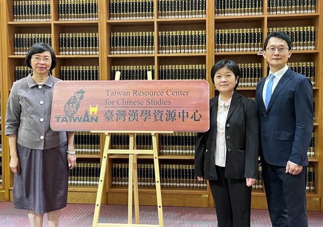 国家图书馆馆长曾淑贤博士（左）与团队同仁努力拓展「台湾汉学资源中心」全球据点。(国图提供／李侑珊台北传真)