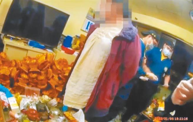 蔡姓女宮主為了討債找來2名友人持棍棒及鐵槌毆打顧男致死，高雄地檢署偵查後將蔡女等3人依殺人罪起訴。 （翻攝畫面／洪浩軒高雄傳真）