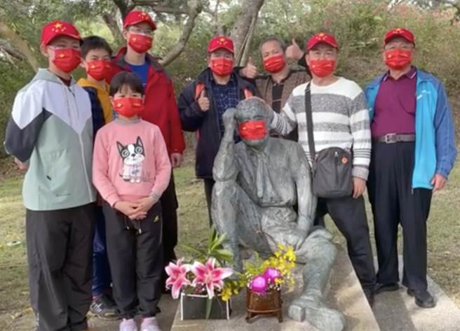 台灣人民共產黨黨主席林德旺等3人將五星旗口罩戴在烏山頭水庫八田與一銅像上，經法官裁定免罰後，麻豆警分局改變態度將提出抗告。（摘自網路）