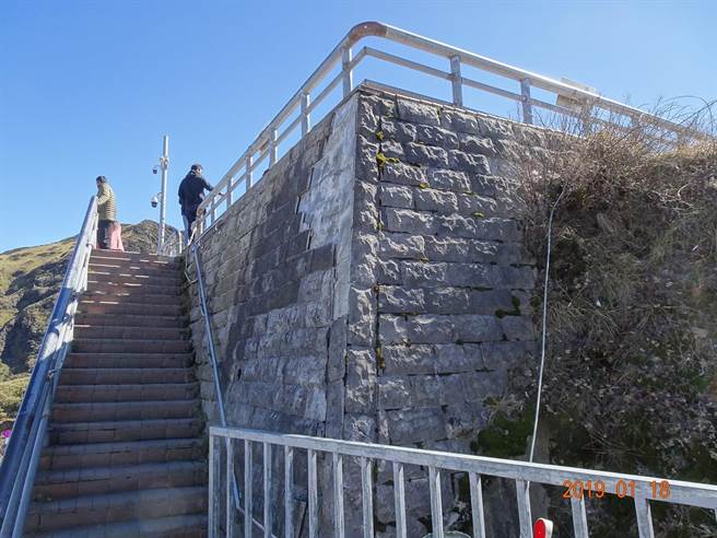 林务局将办理「合欢山及武岭景观区周边设施改善工程」，全面改善武岭观景台及武岭公厕的老旧设备，以确保游客安全、提高休憩品质。(东势林管处提供)