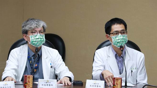 心外许乔博医师与心内宋思贤医师说明「经导管心房中隔二尖瓣膜置放手术」。（北荣提供）