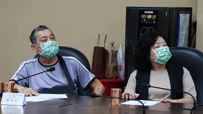 病友罗先生夫妻感谢医疗团队救治。（北荣提供）