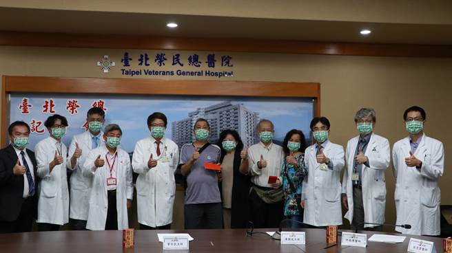 二位病友与医疗团队合影。（北荣提供）