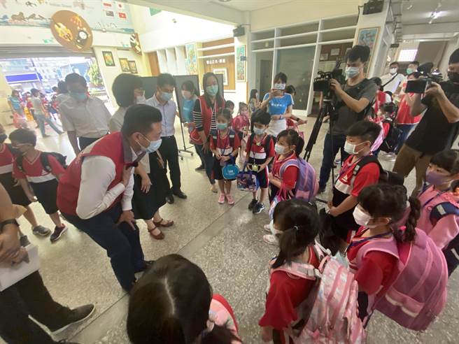 新竹市长林智坚表示，针对教育部停课的相关新规定，未来市府都会全力配合教育部指引来停课。（陈育贤摄）