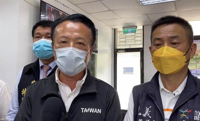 教育部昨天宣布放宽防疫停课标准，嘉义县长翁章梁今天表示尊重中央防疫指引。（张亦惠摄）