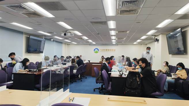 环保署拟定推动要点，并订出各业者要在2025年总指定产品使用再生料达25％、2030年各指定产品再生料要达35％，今天召开法案研商会邀请业者沟通。（林良齐摄）