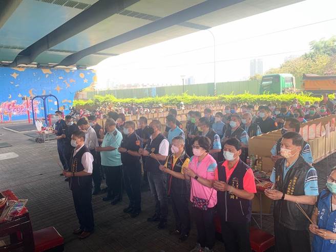 大里福兴宫13日举办大规模路祭法会，附近三个里普桌达330桌，超渡冤死亡魂，安定人心，护佑乡亲行车顺遂，驾驶平安。（民眾提供／卢金足台中传真）