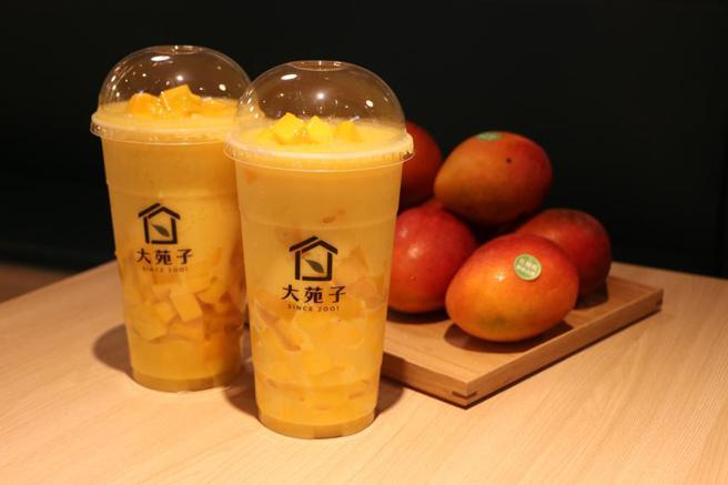 （大苑子「「2022年愛文芒果季」起跑，最大杯的「愛文芒果冰沙」每杯有1,000c.c.。圖／大苑子）
