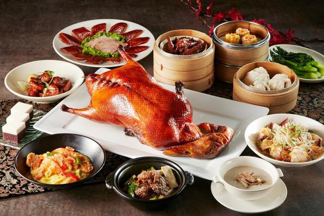 （台北喜来登饭店「辰园」餐厅晚餐时段推出「经典粤式美馔畅飨」，六人成行粤菜任点任选、再送片皮鸭四吃。图／台北喜来登大饭店提供）