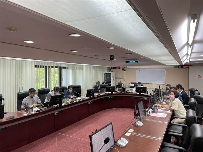 台北市政府修改「台北市外送平台业者管理自治条例」6项条文，北市议会法规会13日通过初审。（杨亚璇摄）