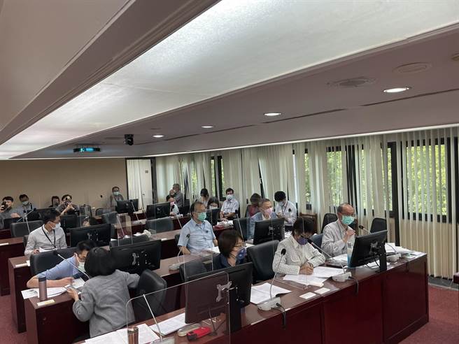 台北市政府修改「台北市外送平台业者管理自治条例」6项条文，北市议会法规会13日通过初审。（杨亚璇摄）