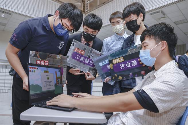 清华大学工学院学生与资工系、艺术学院师生跨域合作，13日并共同发表国内第1个介绍大学系所的线上游戏。（清华提供／陈育贤新竹传真）