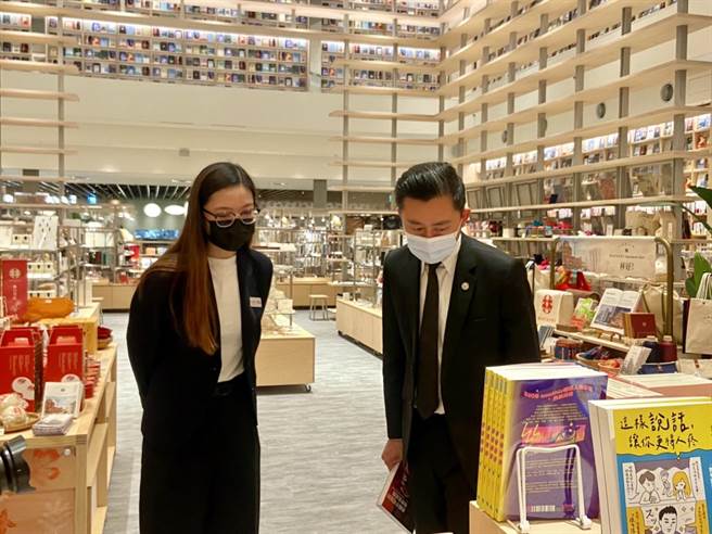 拥有「全球最美书店」之称的日本茑屋书店，将于4月15日起试营运，市长林智坚13日也抢先开箱体验。（陈育贤摄）