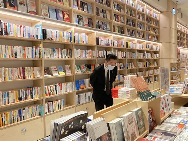 拥有「全球最美书店」之称的日本茑屋书店，将于4月15日起试营运，市长林智坚13日也抢先开箱体验。（陈育贤摄）
