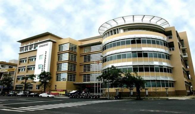 台中市南区公所一名工作人员传出确诊，区公所立即将确诊者工作的3楼暂时关闭清消。（摘自台中市南区公所网站／卢金足台中传真）