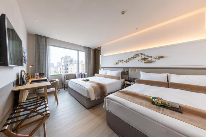 （台北花園大酒店推出指定日入住客房升等優惠方案，城市旅遊四人同行更優惠，每人每晚不到700元。圖／台北花園大酒店提供）