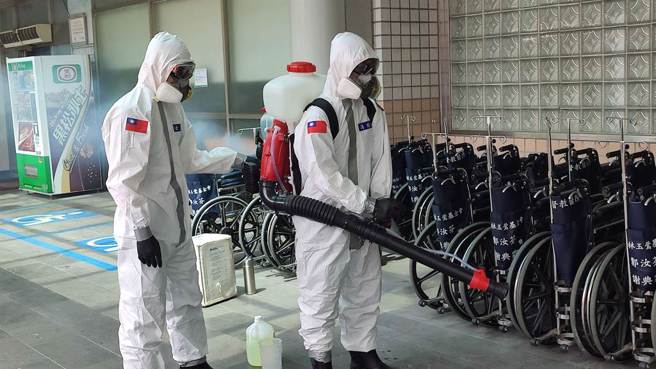 化学兵出动，二林彰基大消毒。（彰化县政府提供／吴敏菁彰化传真）
