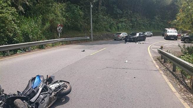 新烏路五段車禍造成騎士雙腿骨折。（民眾提供）