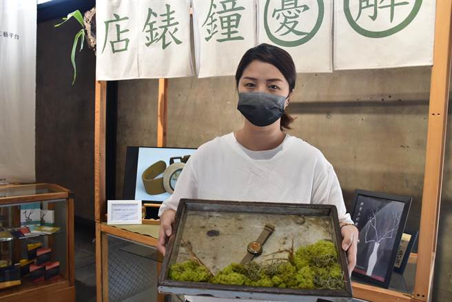 苗栗县竹南中山168青创基地「idodan」推出常玉画作联名款原木腕表。（谢明俊摄）