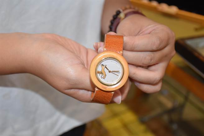 苗栗县竹南中山168青创基地「idodan」推出常玉画作联名款原木腕表。（谢明俊摄）