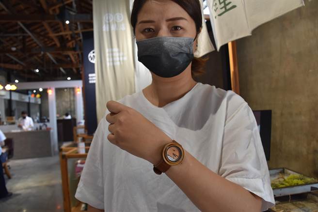 苗栗县竹南中山168青创基地「idodan」推出常玉画作联名款原木腕表。（谢明俊摄）