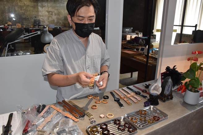 苗栗县竹南中山168青创基地「idodan」推出常玉画作联名款原木腕表，第2代制表师徐嘉明花了年余时间才成功制作原木表壳。（谢明俊摄）