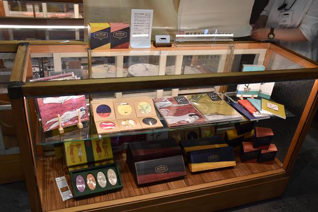 苗栗县竹南中山168基地还有史博馆委售的常玉联名款小物。（谢明俊摄）