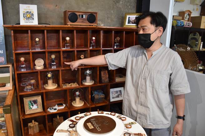 第2代制表师徐嘉明首推台湾杉系列原木腕表。（谢明俊摄）