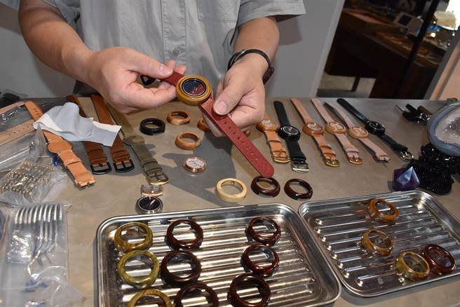 苗栗县竹南中山168青创基地「idodan」推出常玉画作联名款原木腕表，第2代制表师徐嘉明花了年余时间才成功制作原木表壳。（谢明俊摄）