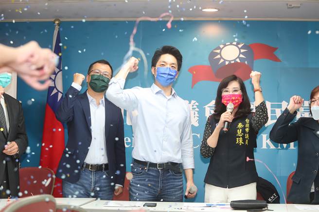 市议员拿起拉炮，祝福蒋万安年底台北市长选战能够「冻蒜」，现场气氛超热络。（郑任南摄）