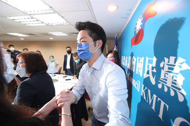 国民党立委蒋万安今赴北市议会国民党团拜会议员，并见证新任书记长、副书记长交接仪式。（郑任南摄）