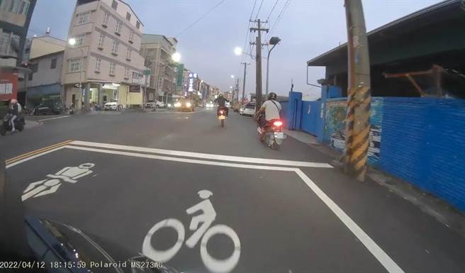 骑士于绿灯起步时以「翘孤轮」方式起驶，遭民眾上网爆料。（摘自●【爆废公社】●）