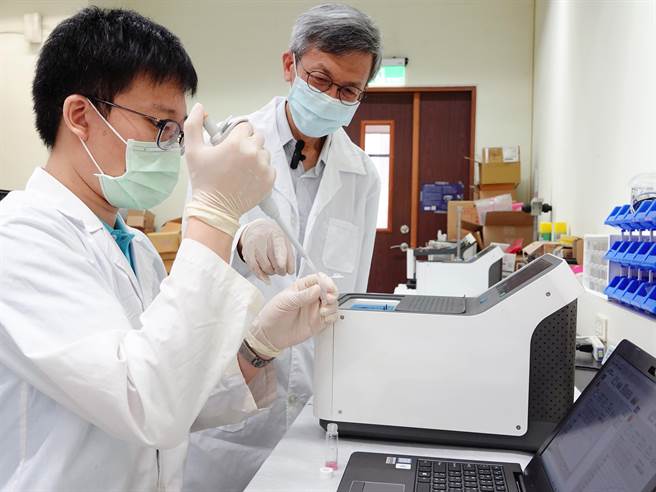 中正大學團隊研發快感測晶片，抽手臂的血15分鐘就能檢測腦損傷。（中正大學提供／張亦惠嘉縣傳真）