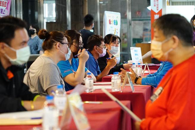 南投就業中心主任楊子誼表示，居家照服員是目前銀髮族最夯的行業，因為時間彈性還有受訓補助，就業後還有最高10萬8000元的缺工獎勵，因此是目前銀髮族或二度就業最夯的職業。（吳建輝攝）