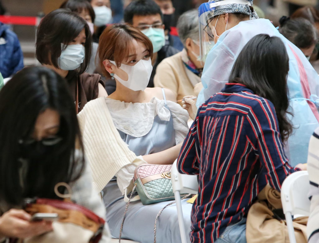 配合歐盟資料， 數位新冠病毒健康證明修正18歲以上民眾，基礎劑有效期限縮短為270日，圖為民眾接種疫苗。（資料照 趙雙傑攝）