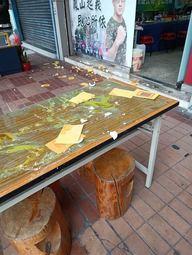 高市凤山区议员拟参选人徐尚贤，其位于凤山区中山西路的竞选总部今（13）日被撒冥纸、丢鸡蛋，警方展开追查。（柯宗纬翻摄）