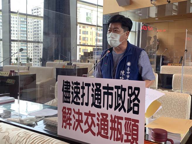 国民党议员陈政显批中央政府行政效率牛步，至今仍不让市政路延伸案动工。(林欣仪摄)