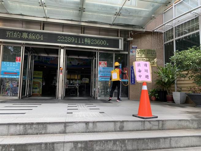 台中市南區公所一名工作人員傳出確診，區公所立即將確診者工作的3樓暫時關閉，環保局派員清消。（台中市府提供／盧金足台中傳真）