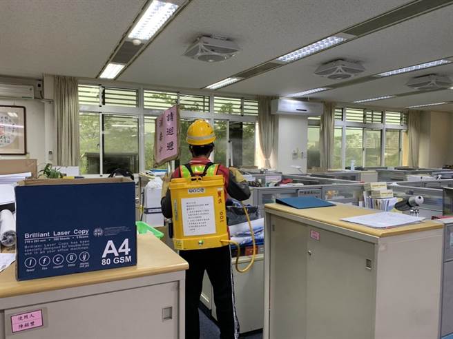 台中市南區公所一名工作人員傳出確診，區公所立即將確診者工作的3樓暫時關閉，環保局派員清消。（台中市府提供／盧金足台中傳真）