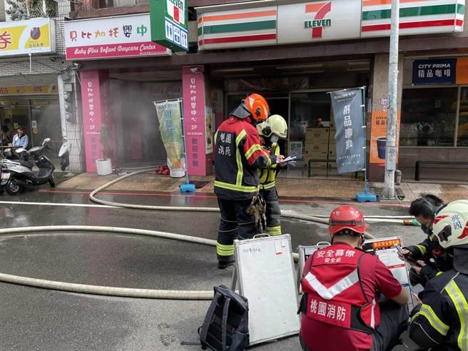 桃園中壢超商起火店員阻擋顧客入內無人傷。(消防局提供／呂筱蟬桃園傳真)
