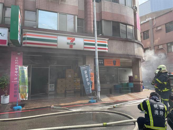 桃園中壢超商起火店員阻擋顧客入內無人傷。(消防局提供／呂筱蟬桃園傳真)