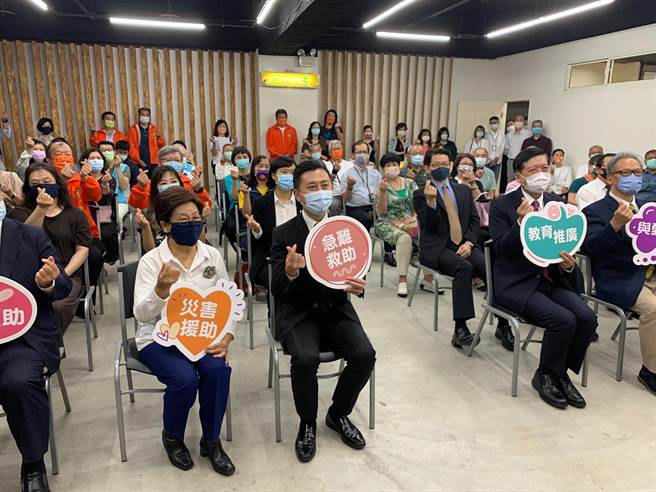 安得烈慈善协会新竹办事处13日开幕，即起200坪办事处空间将作为食物银行运用，同时也提供「邸家圆梦空间」举办公益画展。（陈育贤摄）