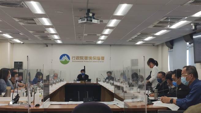 中油工作船毁藻礁已经过2年，但中油今天才把「东坪8号搁浅事件因应对策」提报至环评大会审查。（林良齐摄）