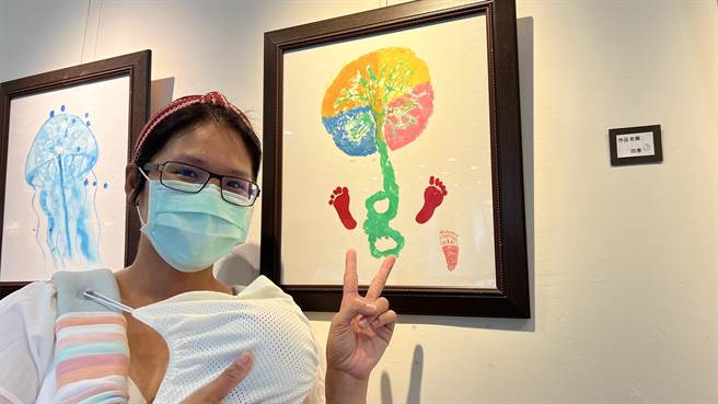 媽媽徐玉齡以「四季」為主題，和丈夫用胎盤拓印創作，象徵不論春、夏、秋、冬，每個季節都會陪在孩子身邊。（張毓翎攝）