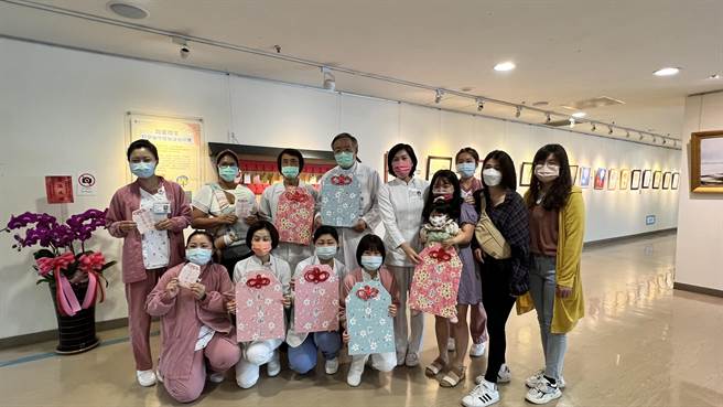 台南市柳營奇美醫院近日展出58幅孕婦產後留下的胎盤拓印創作。（張毓翎攝）