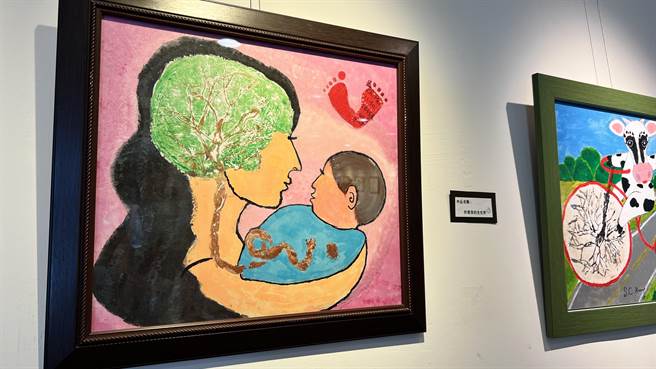 柳營奇美醫院鼓勵和協助孕婦產後拓印胎盤，為整個孕產過程留下一個紀念。（張毓翎攝）