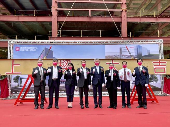 （momo富邦媒「南區儲配運輸物流中心」上樑，注入「綠建築」設計概念，預計2023年完工。圖／富邦媒提供）